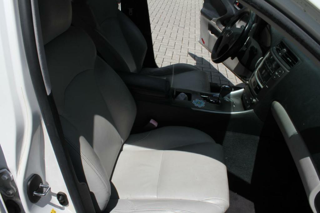 2010 Lexus IS Image 13
