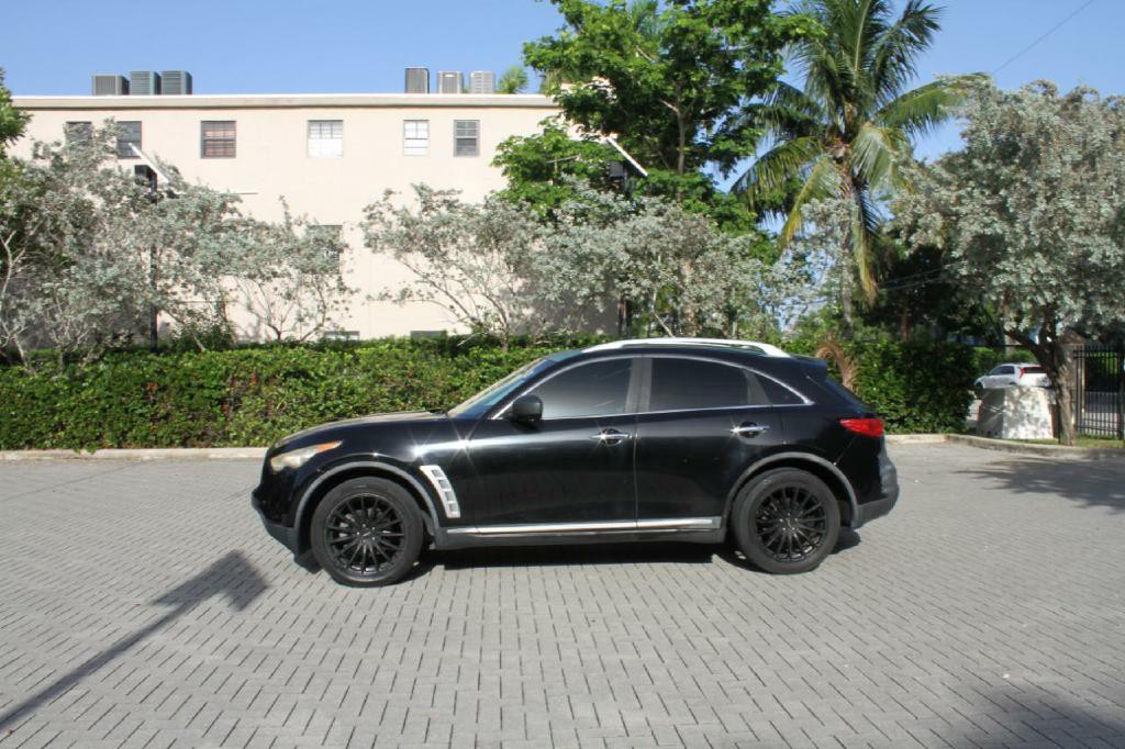 2011 INFINITI FX35 Image 2