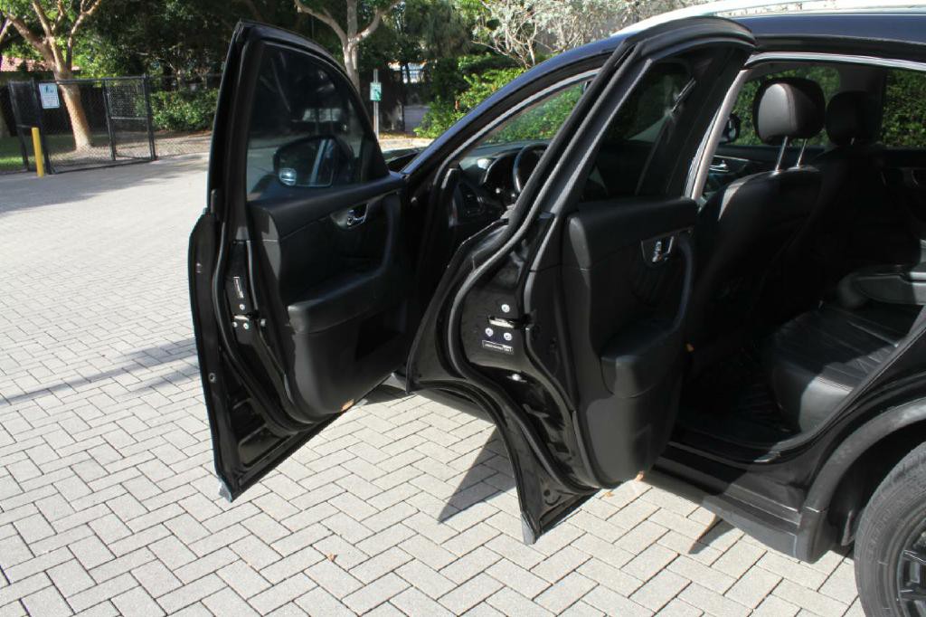2011 INFINITI FX35 Image 8