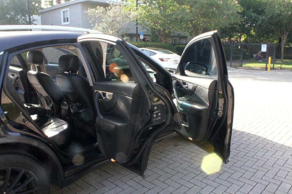 2011 INFINITI FX35 Image 9
