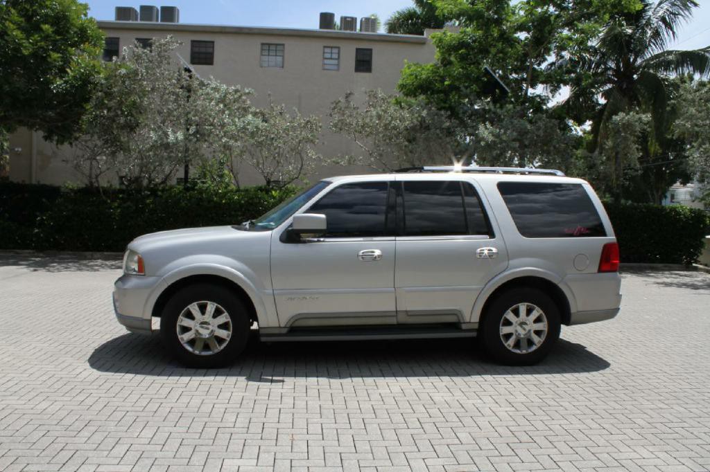 2004 Lincoln Navigator Image 2
