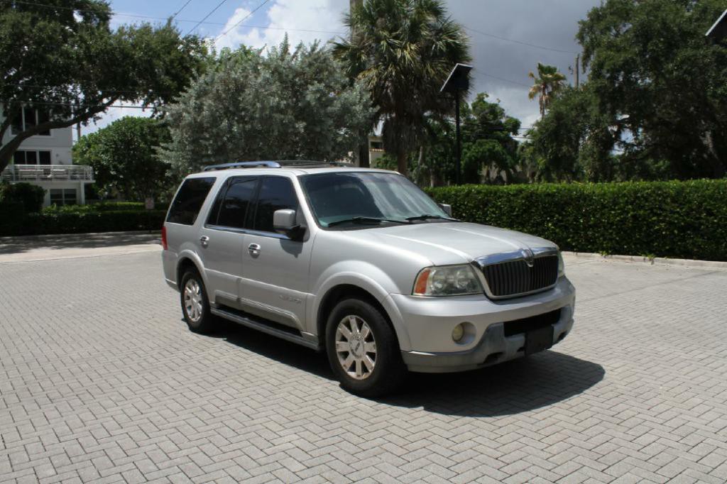 2004 Lincoln Navigator Image 3