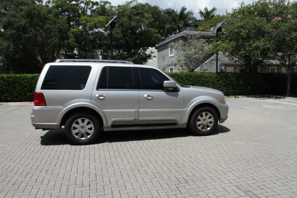 2004 Lincoln Navigator Image 4