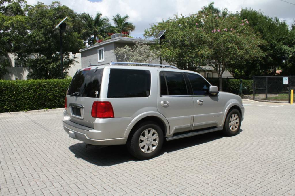2004 Lincoln Navigator Image 5