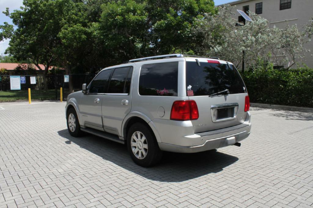 2004 Lincoln Navigator Image 7