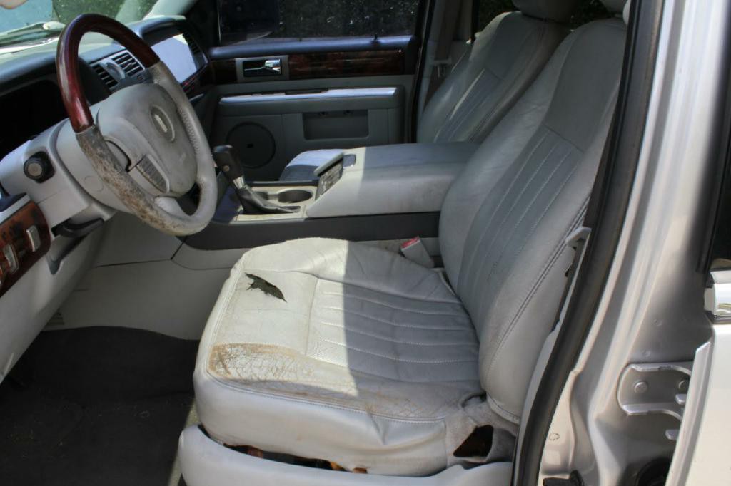 2004 Lincoln Navigator Image 8