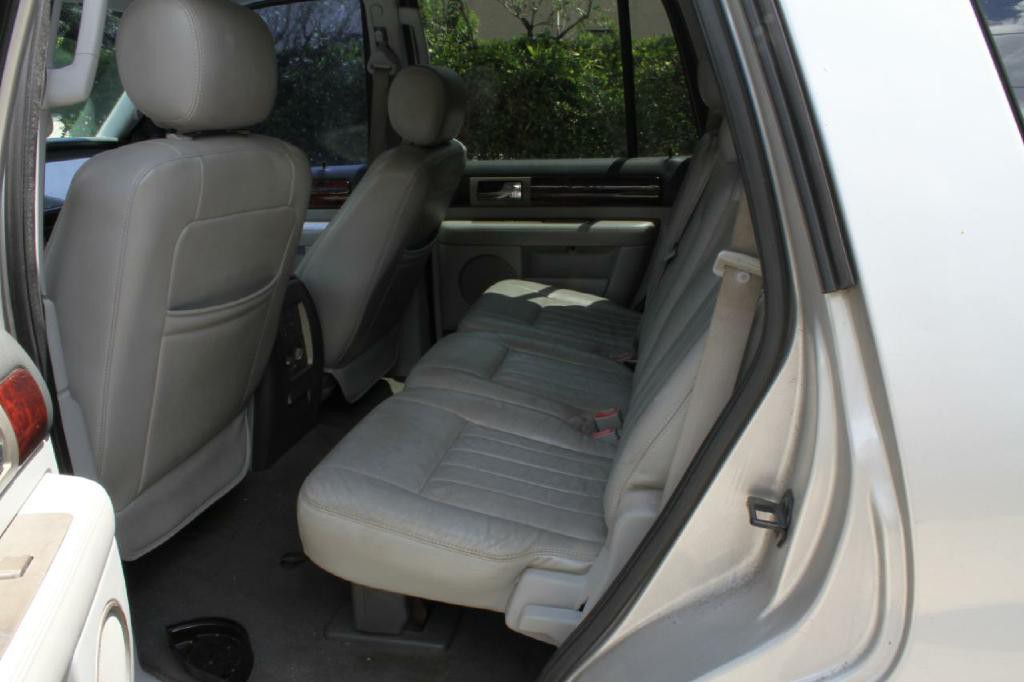 2004 Lincoln Navigator Image 9