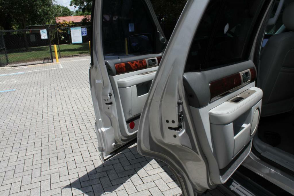 2004 Lincoln Navigator Image 10