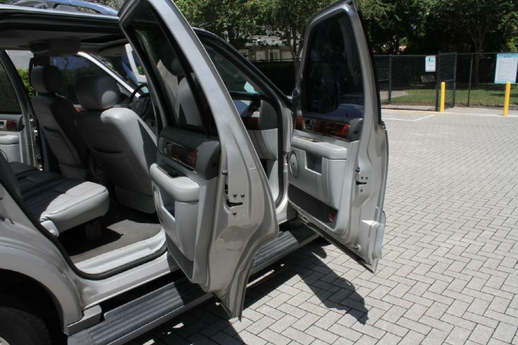 2004 Lincoln Navigator Image 11