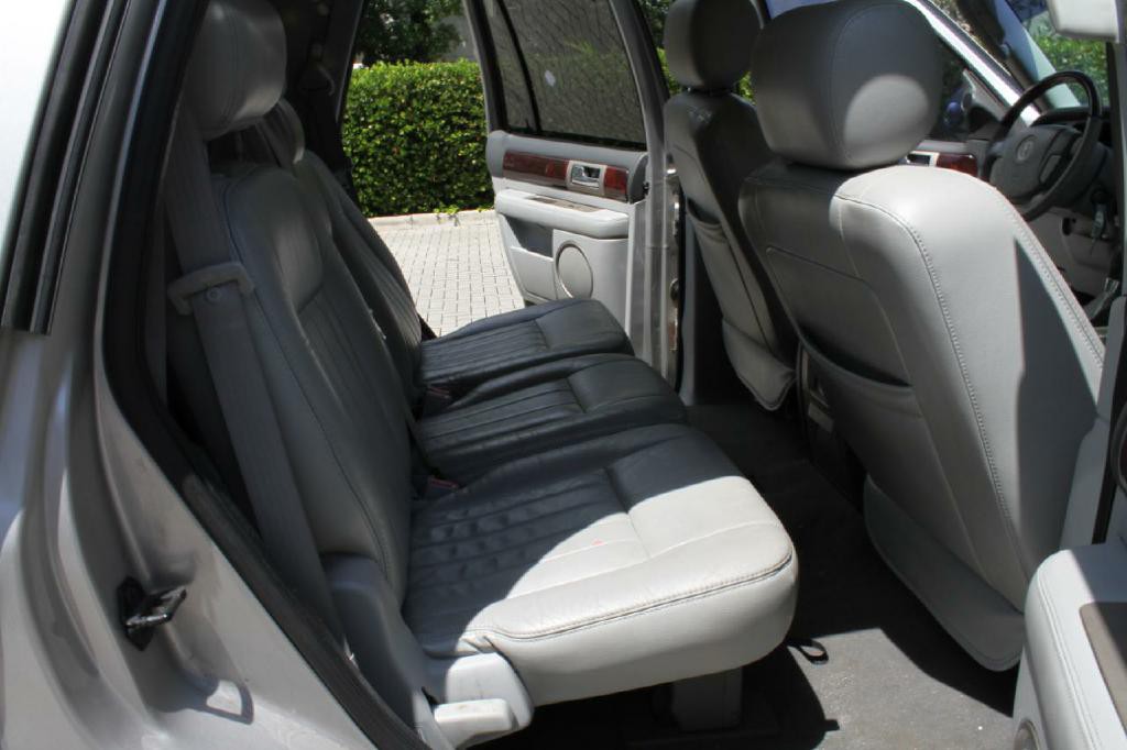 2004 Lincoln Navigator Image 12