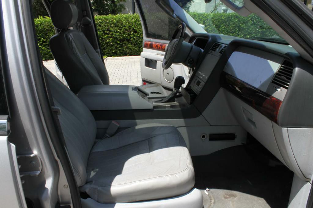 2004 Lincoln Navigator Image 13