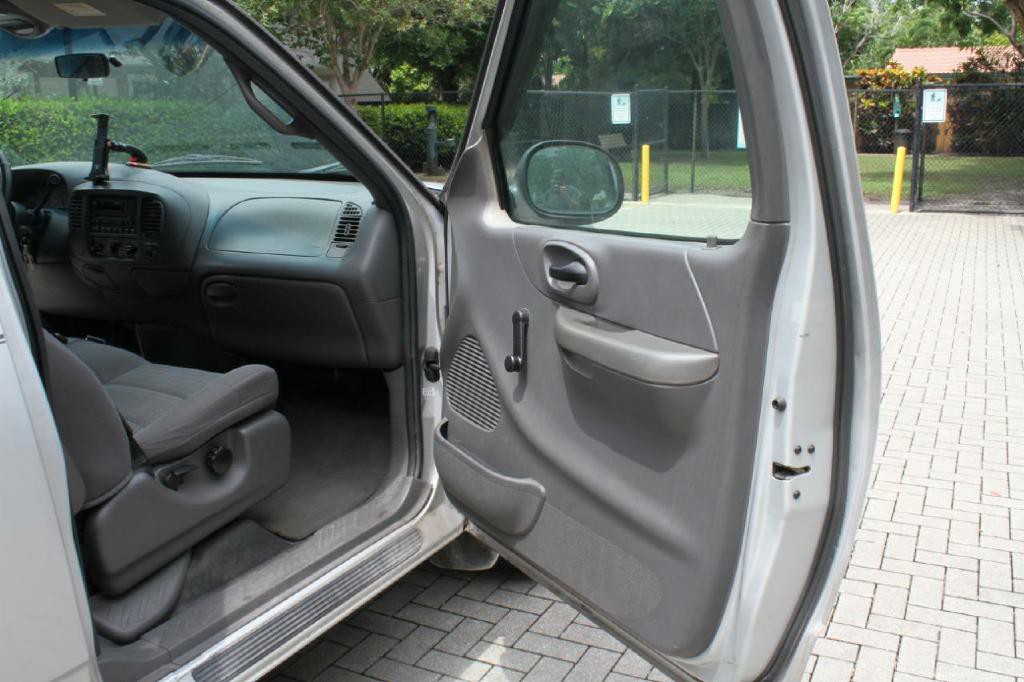 2002 Ford F-150 Image 10
