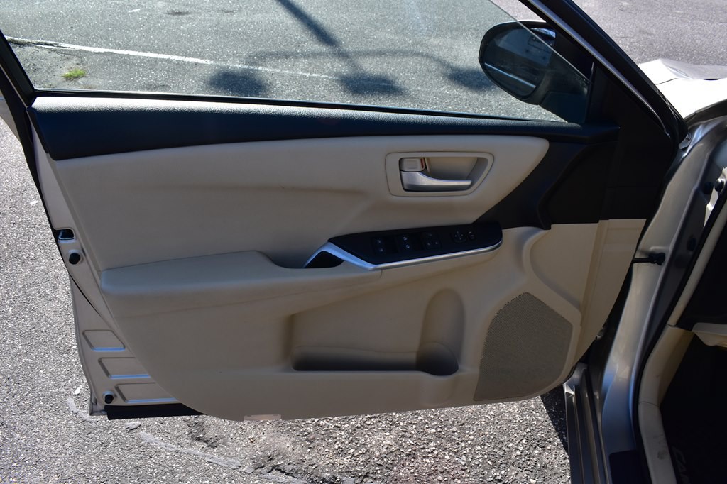 2017 Toyota Camry Image 8