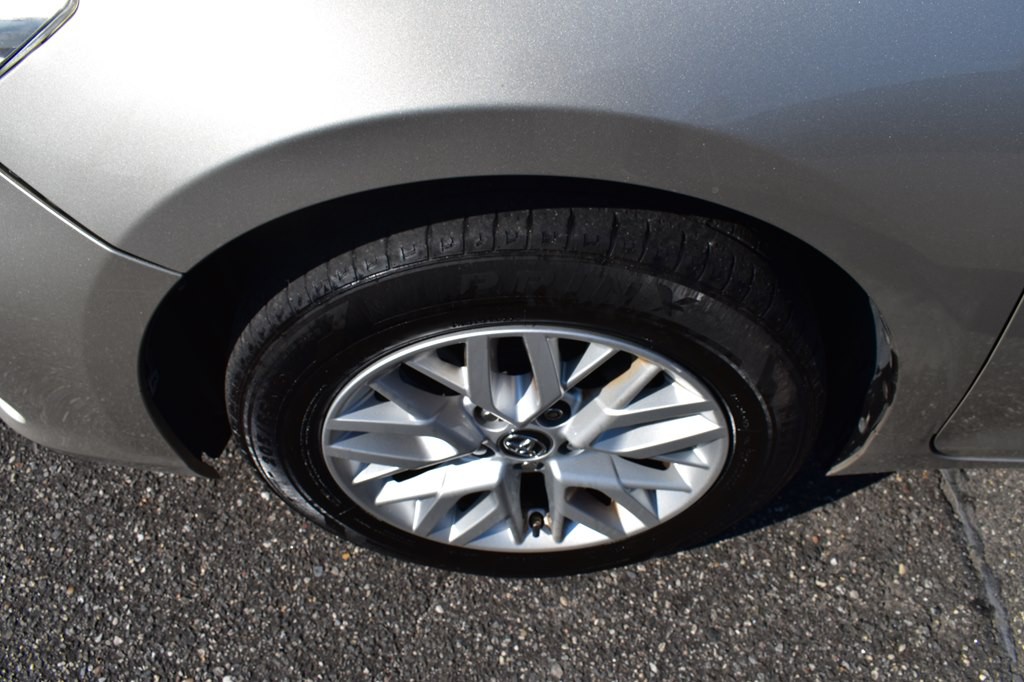 2017 Toyota Camry Image 15