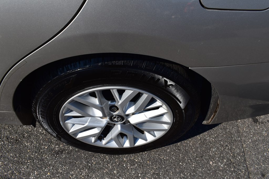 2017 Toyota Camry Image 16