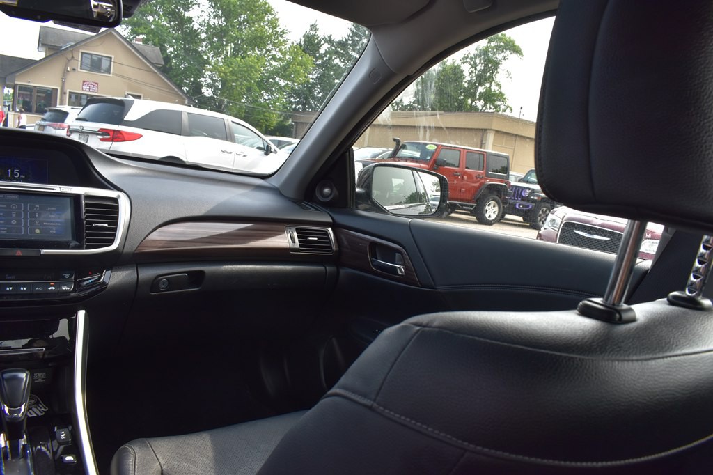 2017 Honda Accord Image 25