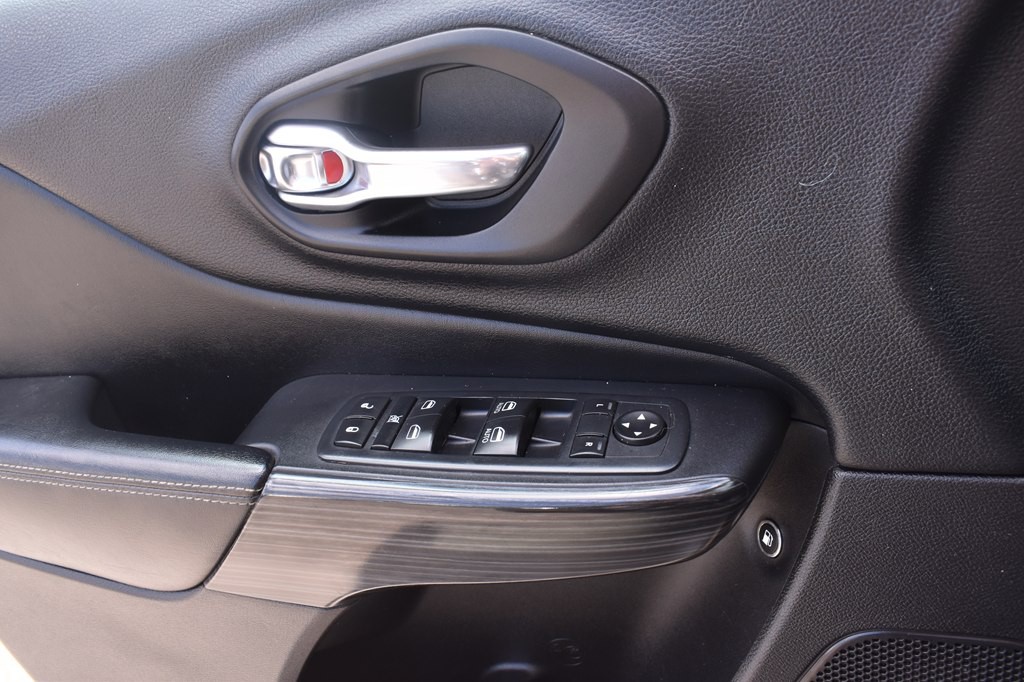 2017 Jeep Cherokee Image 29