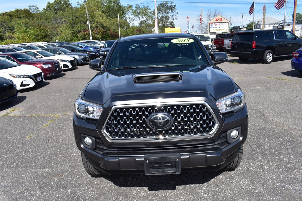 2018 Toyota Tacoma Image 2