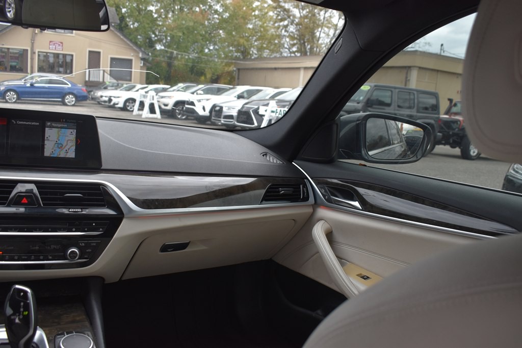 2017 BMW 5 Series Image 24