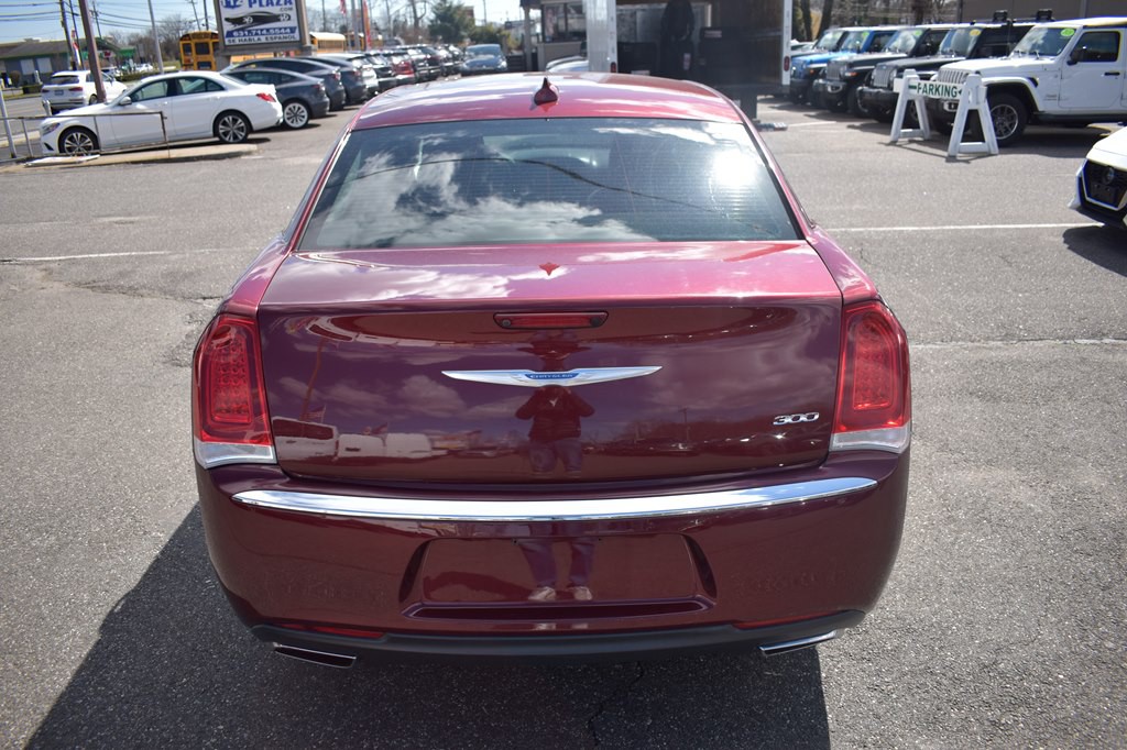 2018 Chrysler 300 Image 7
