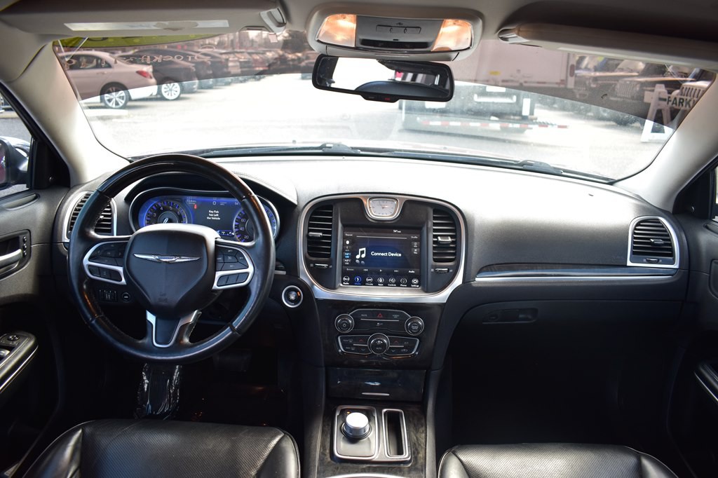 2018 Chrysler 300 Image 12