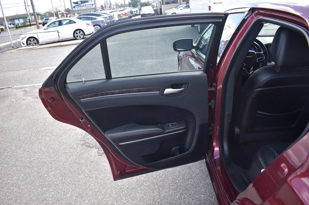 2018 Chrysler 300 Image 21