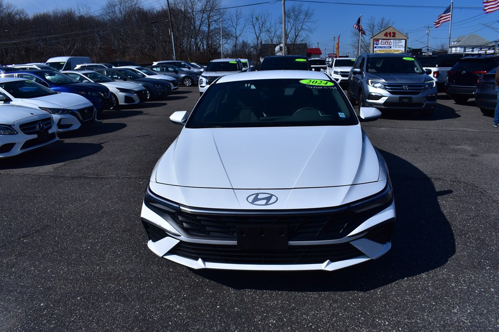 2024 Hyundai Elantra Image 2