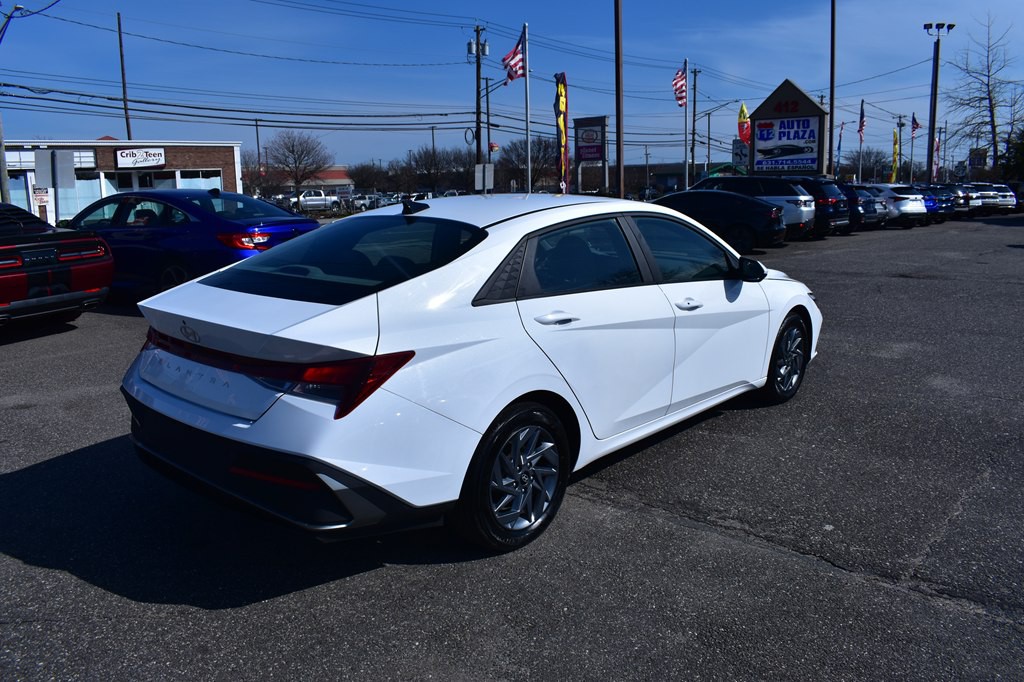 2024 Hyundai Elantra Image 5