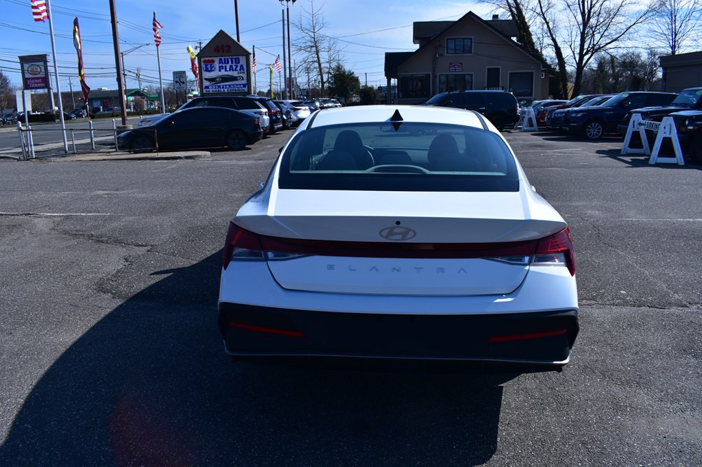 2024 Hyundai Elantra Image 6
