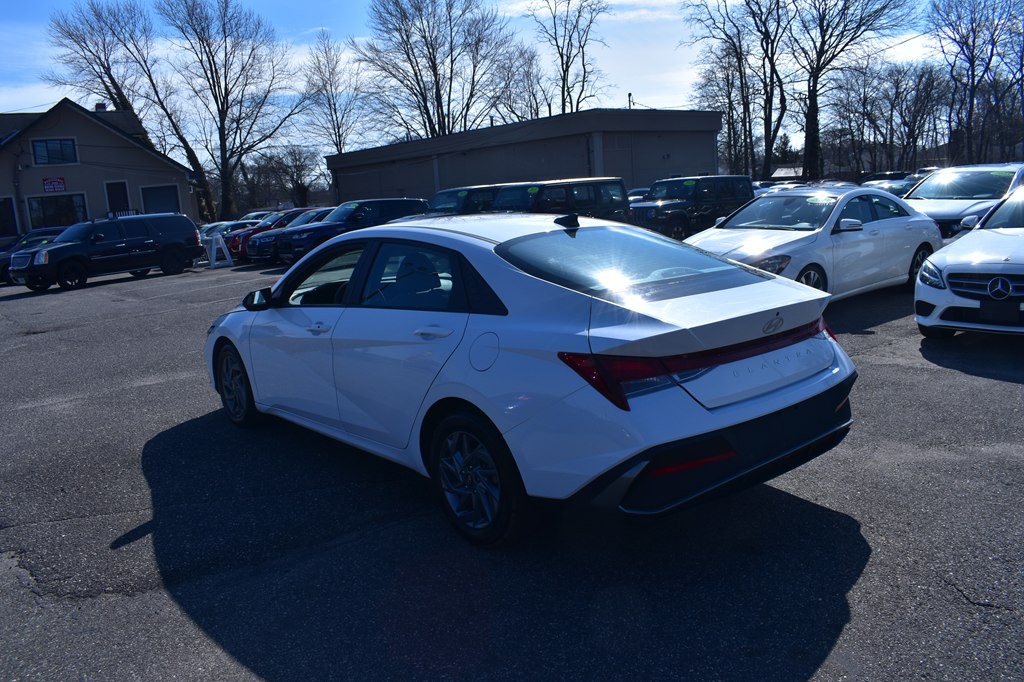 2024 Hyundai Elantra Image 7