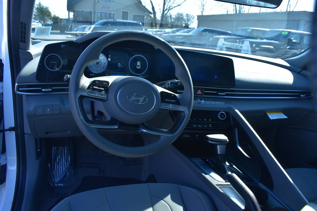 2024 Hyundai Elantra Image 11