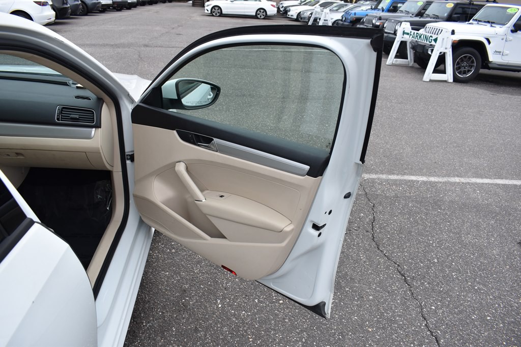 2018 Volkswagen Passat Image 11