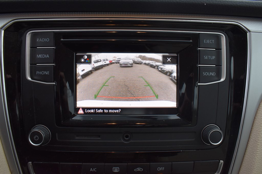 2018 Volkswagen Passat Image 18