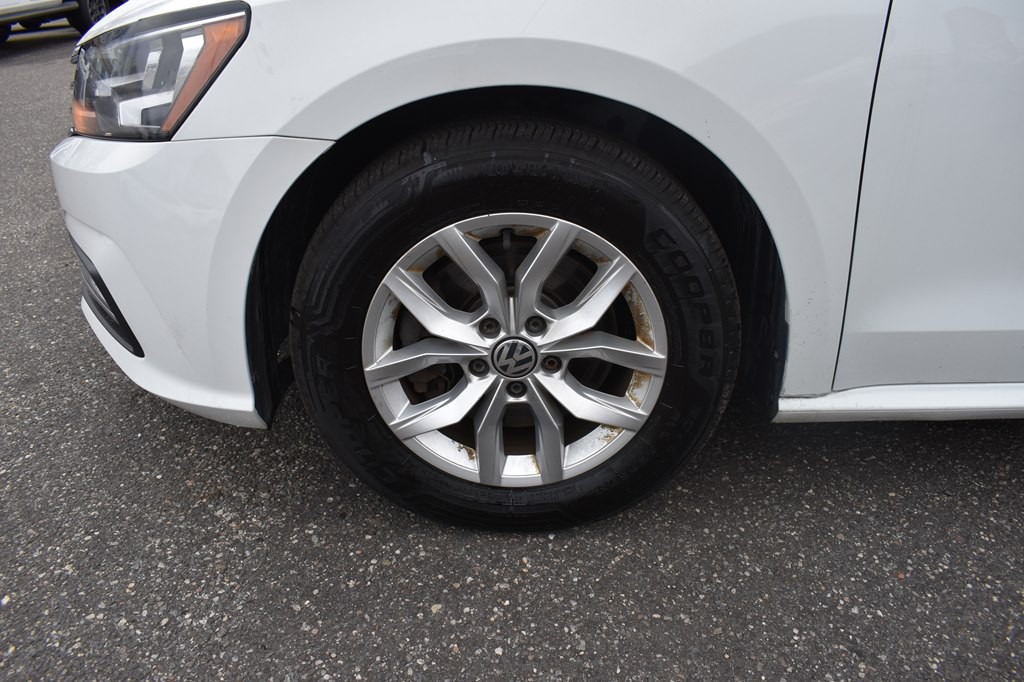 2018 Volkswagen Passat Image 19