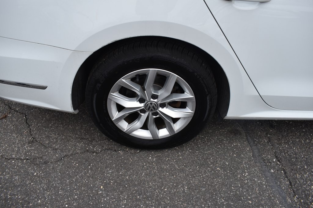 2018 Volkswagen Passat Image 21