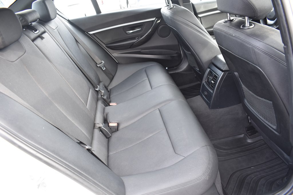 2018 BMW 3 Series Image 19