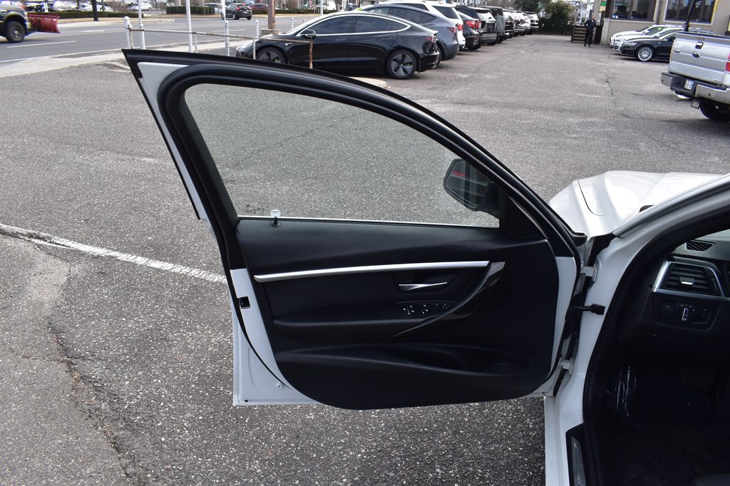 2018 BMW 3 Series Image 24