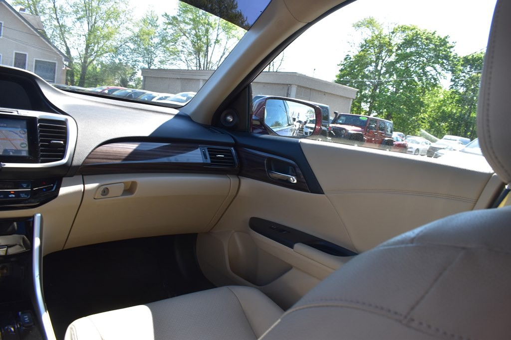 2017 Honda Accord Image 25