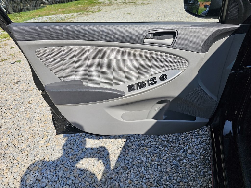 2012 Hyundai Accent Image 12