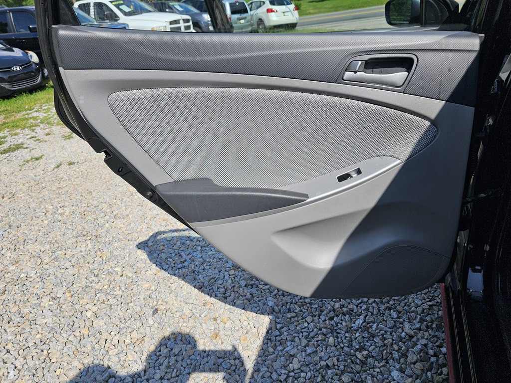 2012 Hyundai Accent Image 14