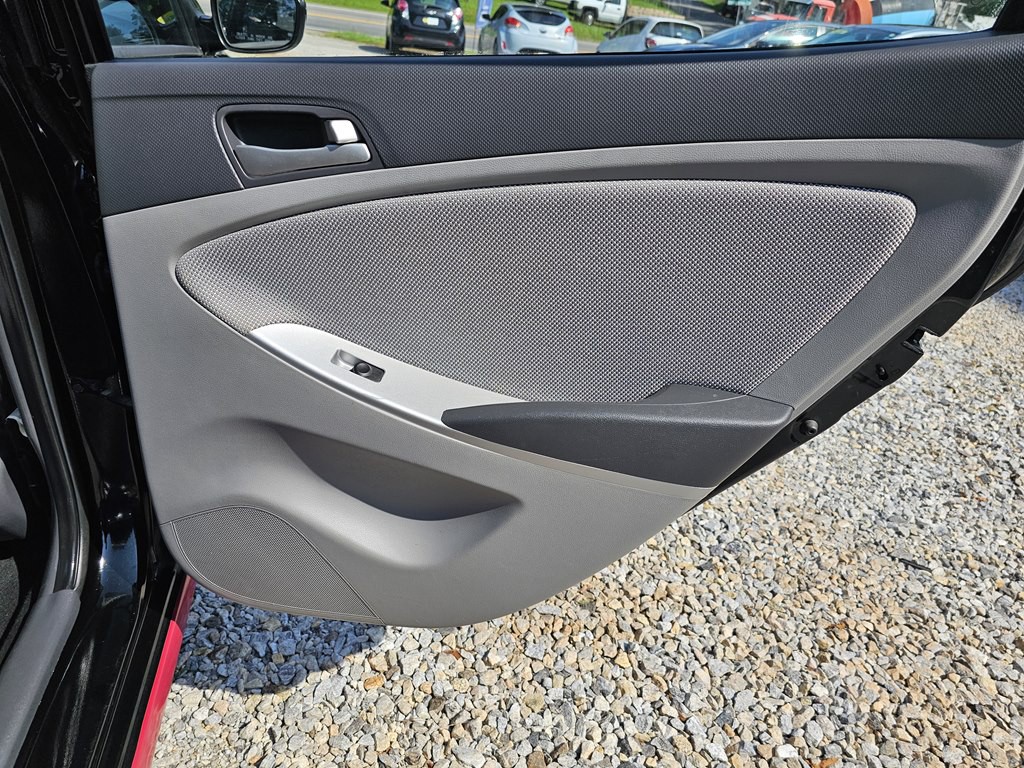 2012 Hyundai Accent Image 16