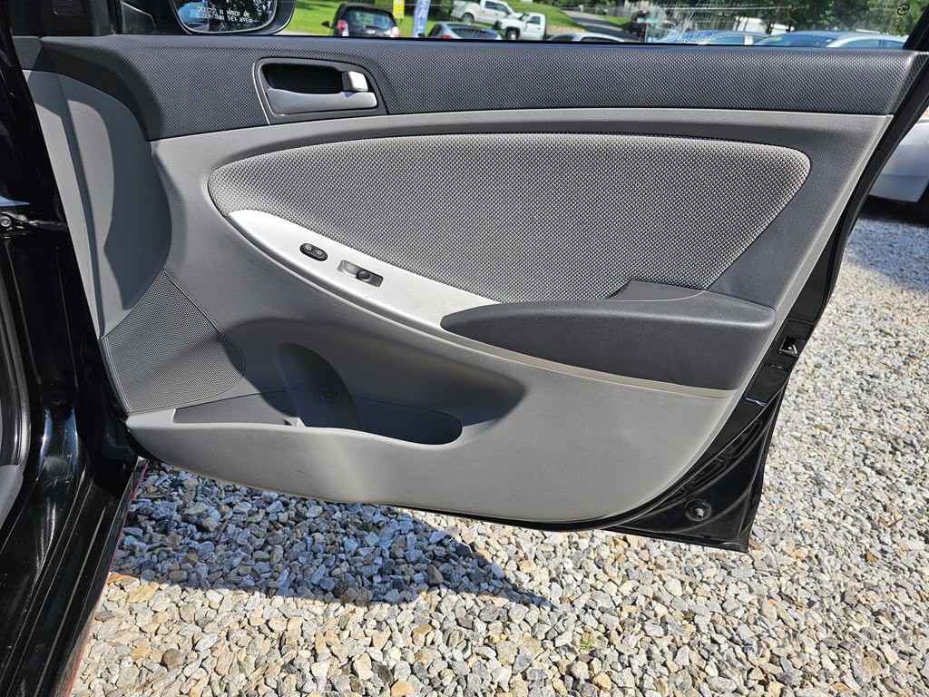 2012 Hyundai Accent Image 18
