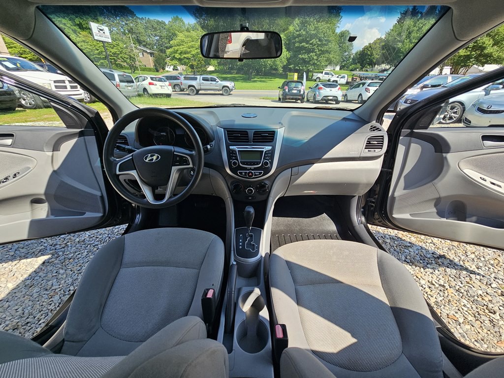 2012 Hyundai Accent Image 19