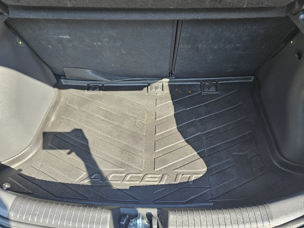2012 Hyundai Accent Image 25