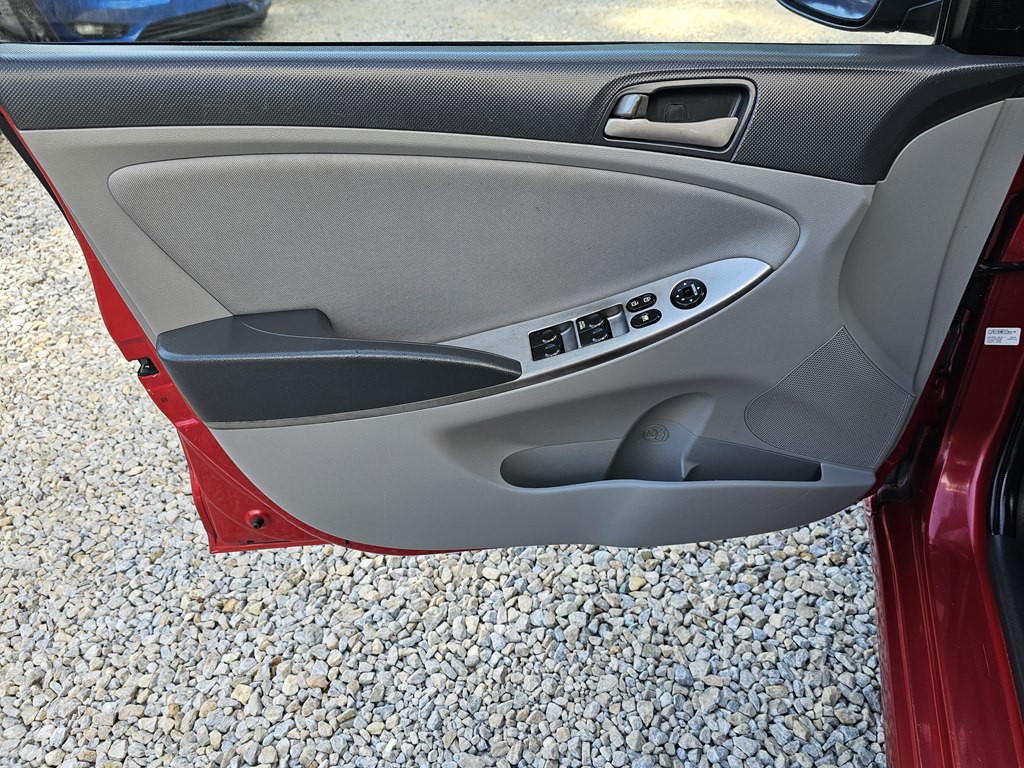 2015 Hyundai Accent Image 12