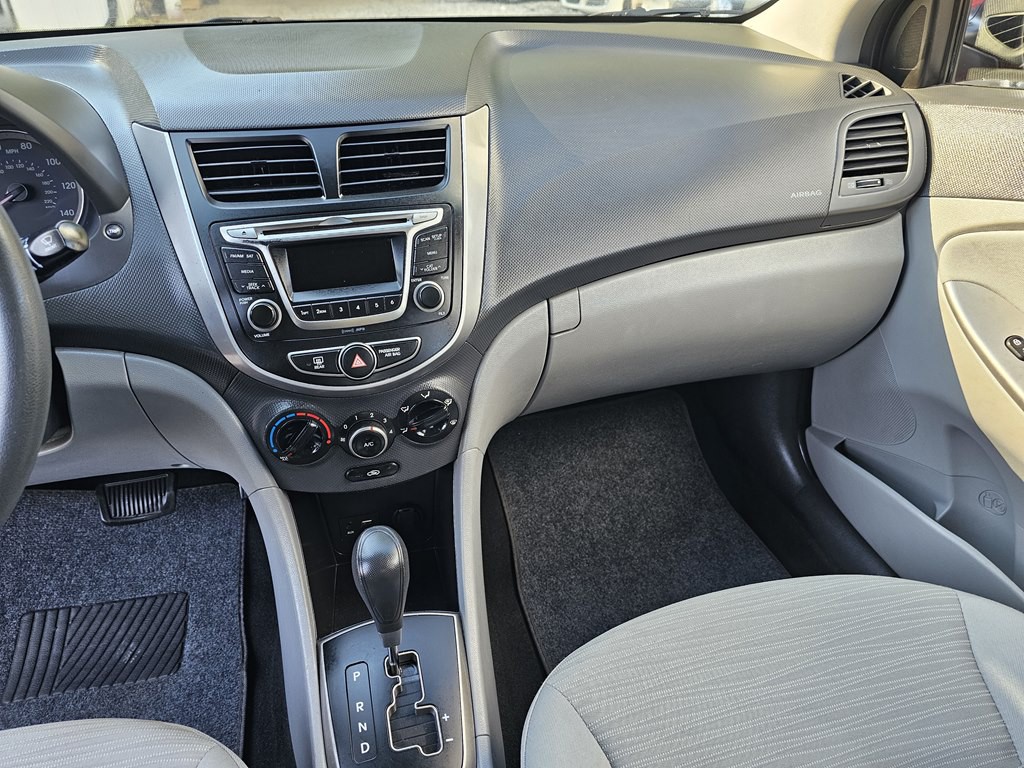 2015 Hyundai Accent Image 22
