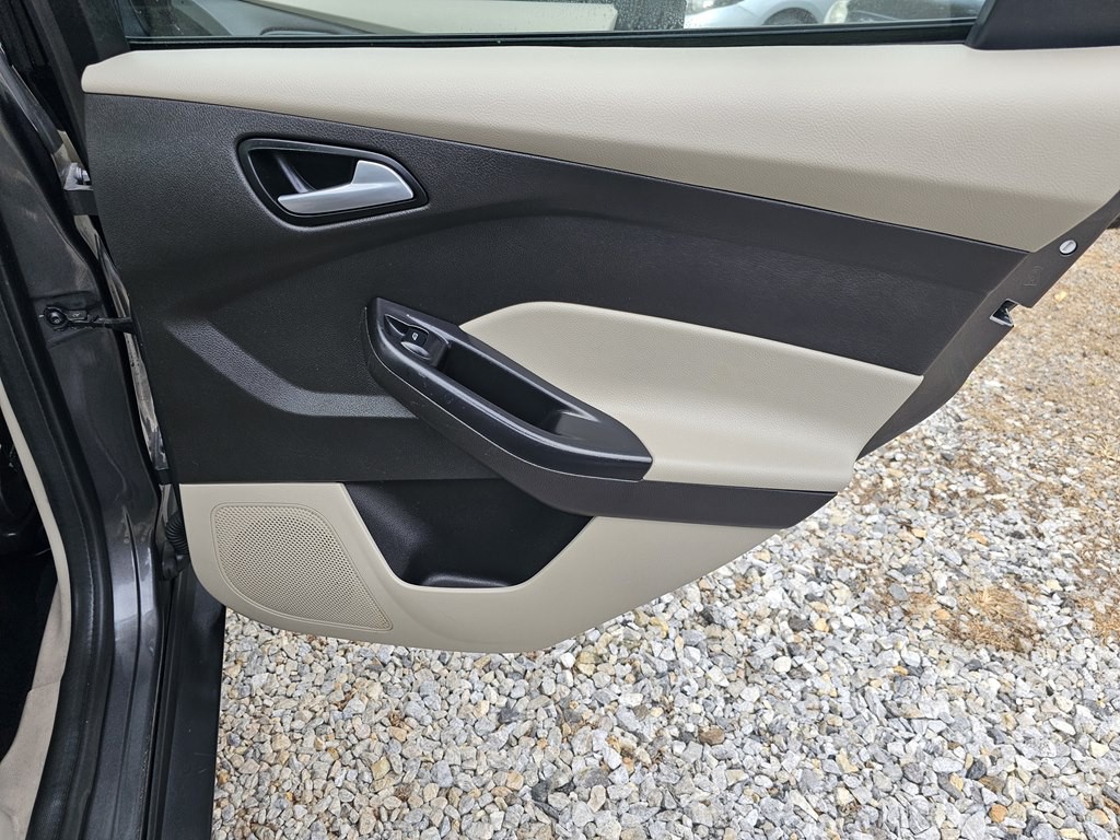 2016 Ford Focus Image 16