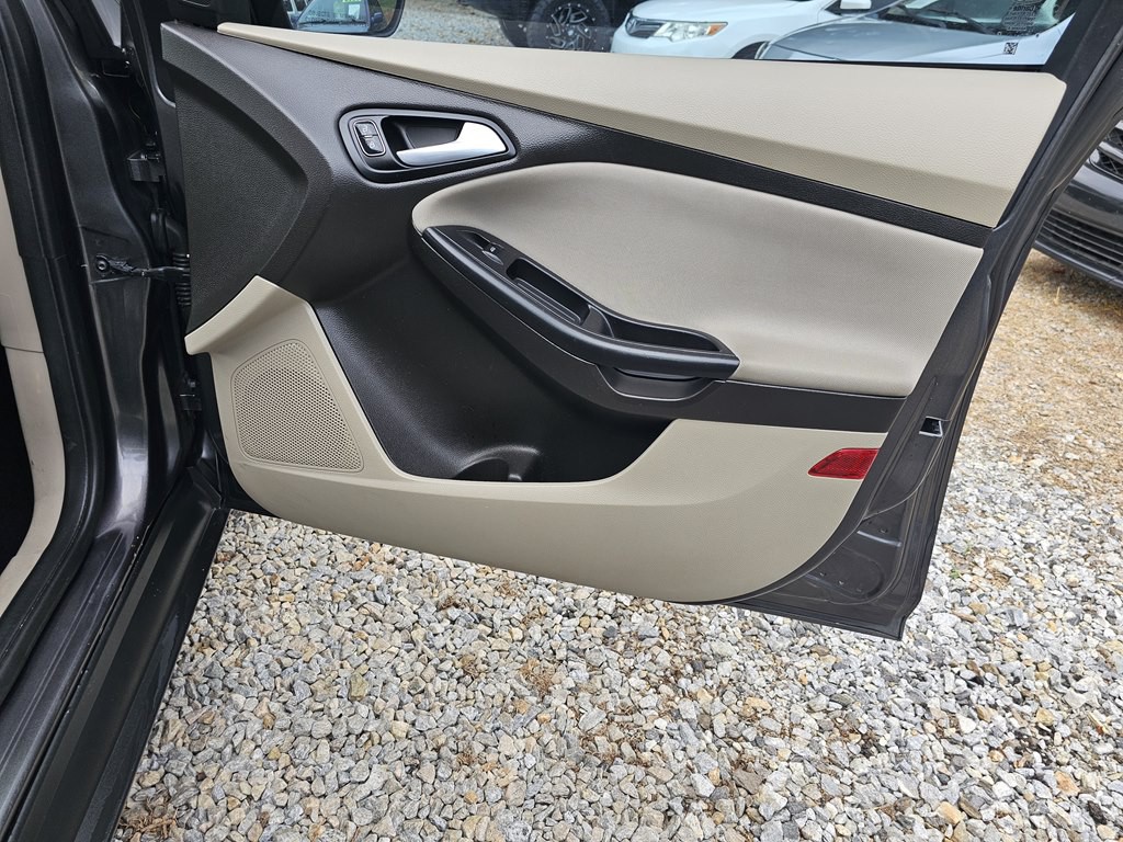 2016 Ford Focus Image 18