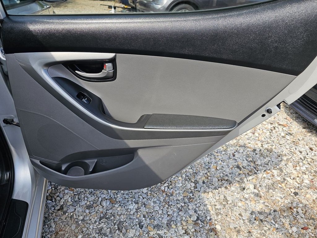 2016 Hyundai Elantra Image 16