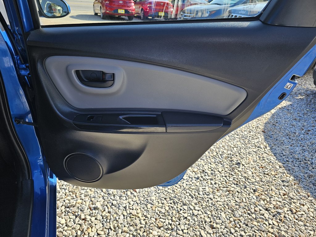 2015 Toyota Yaris Image 16